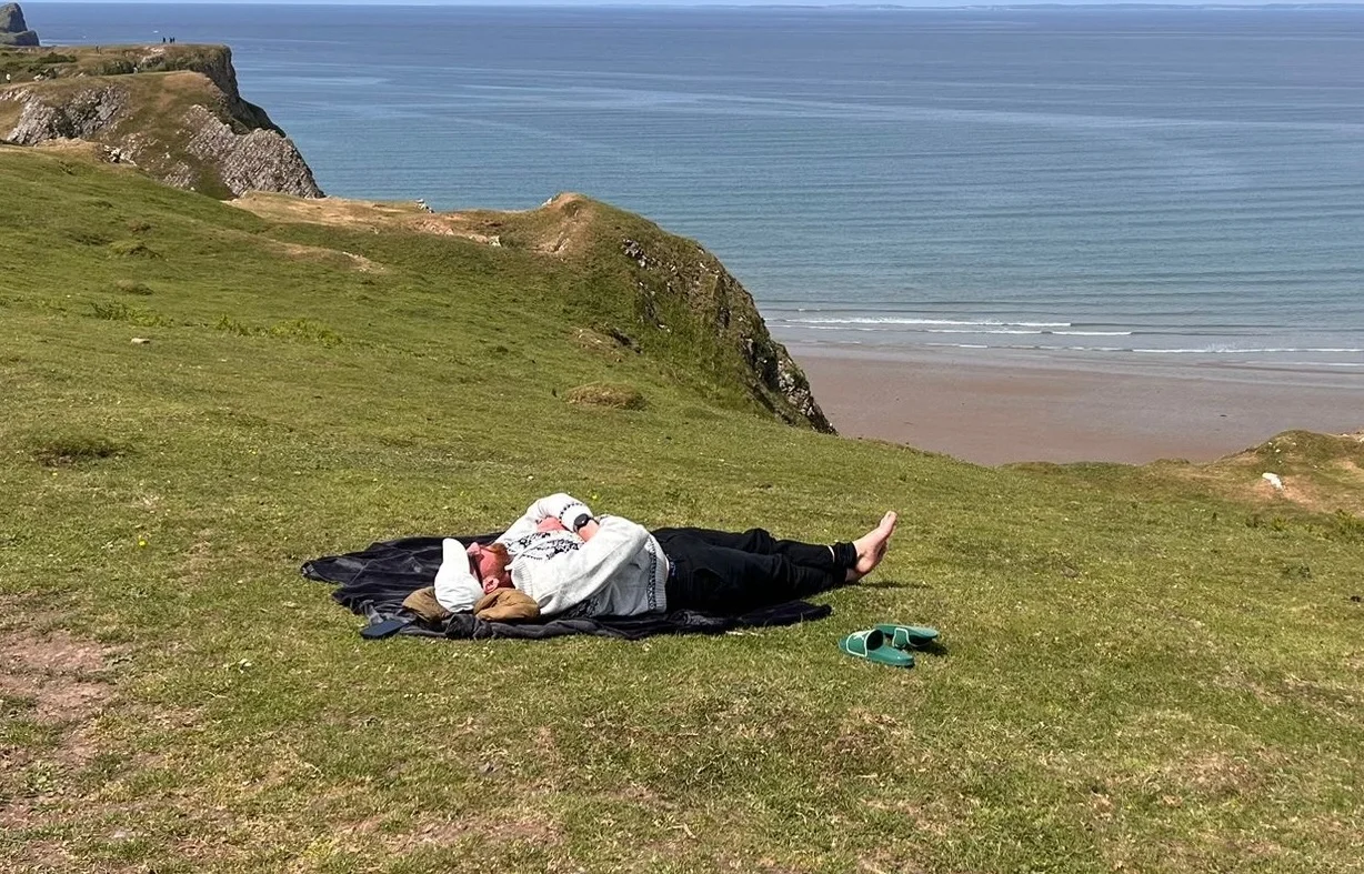 Damian Watson finishing the South Wales 200 with the New Zealand flag
